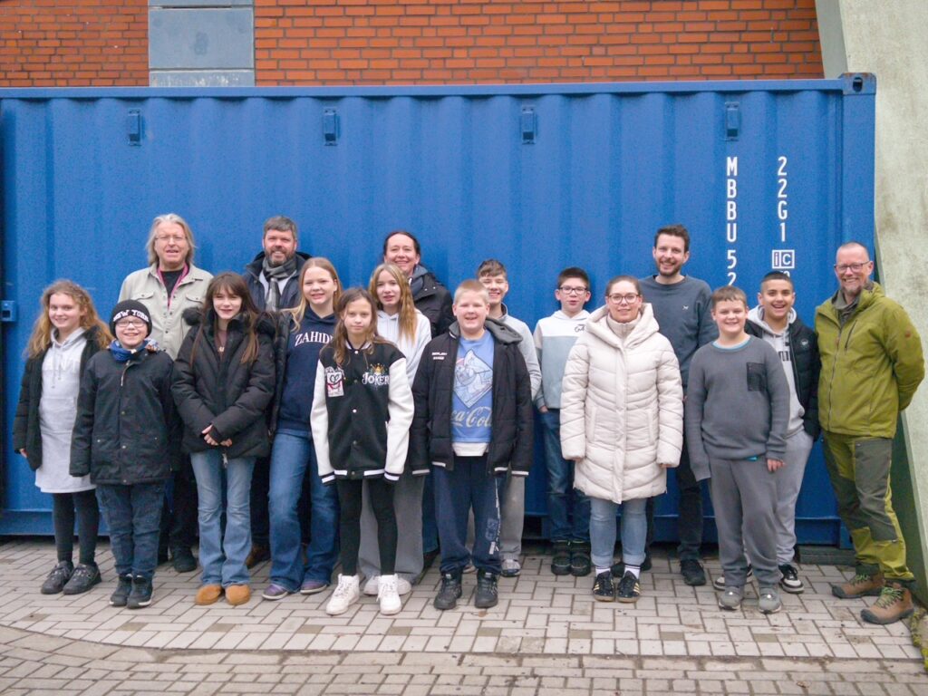 Menschen vor einem Überseecontainer