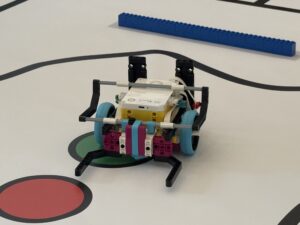 Ein Roboter fährt auf einem Feld