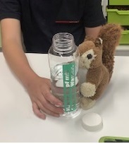Ein Schüler hält seine neue Trinkflasche